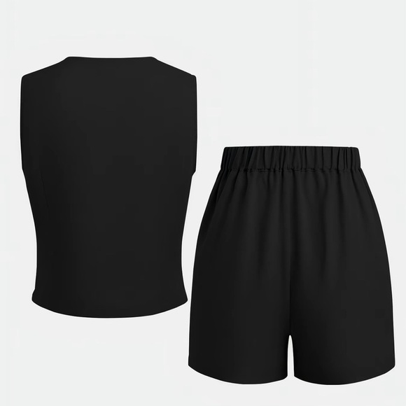 Chic Black Sleeveless Romper with V-Neckline - Picture 2 of 6